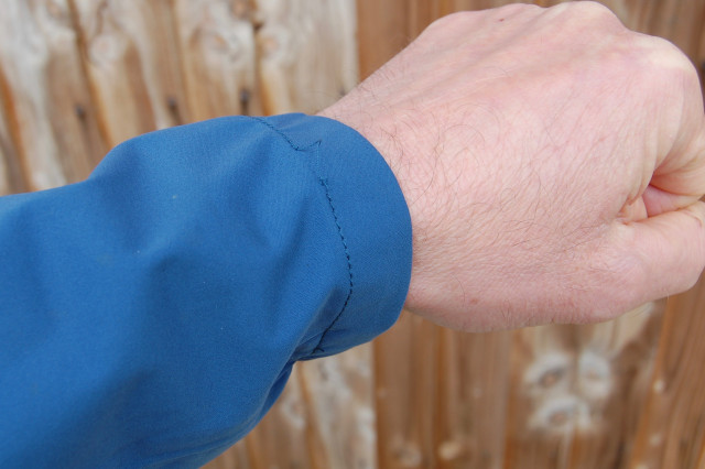 2020 Vaude Strone Jkt cuff stitching.jpeg