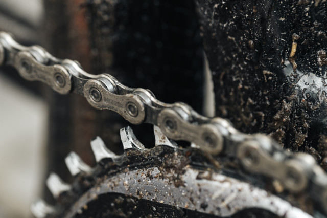 2020 ceramicspeed ufo drip coating dirty chain.jpg