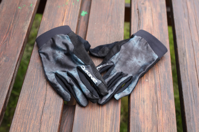 2020 dakine thrillium glove off.jpg