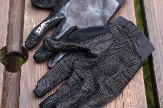 2020 dakine thrillium glove palm.jpg