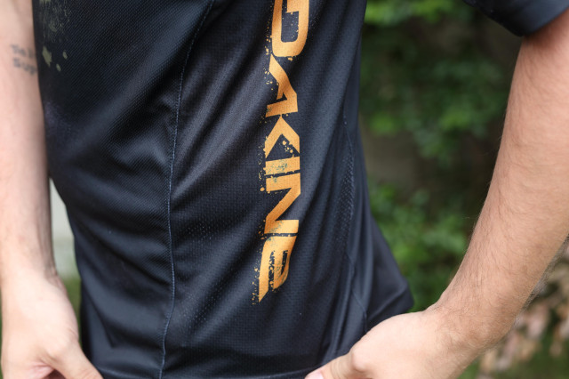 2020 dakine thrillium ss side.jpg