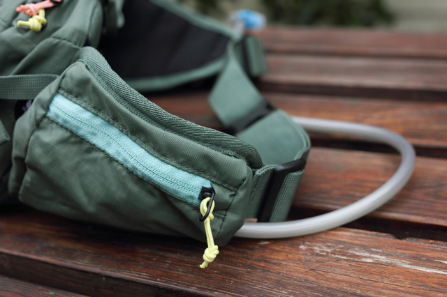 2020 evoc hip pack 3l  side pock.jpg