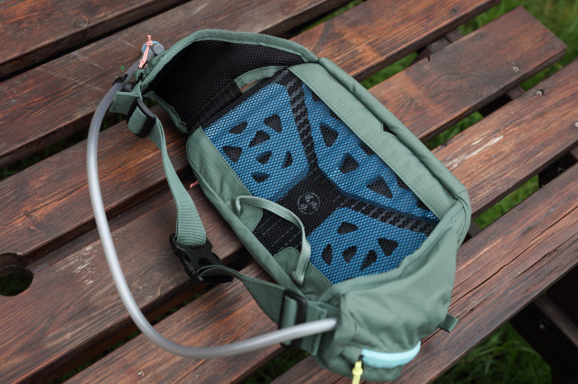 2020 evoc hip pack 3l air flow contact sys.jpg