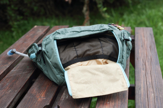 2020 evoc hip pack 3l open.jpg