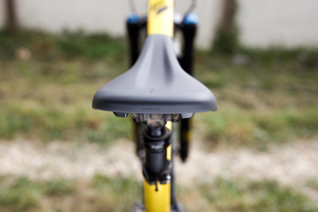 2020 giant romero sl rear.jpg