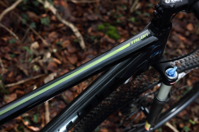 2020 giant talon 29 1 top tube.jpg