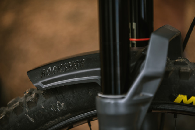 2020 rockshox zeb fender.jpg