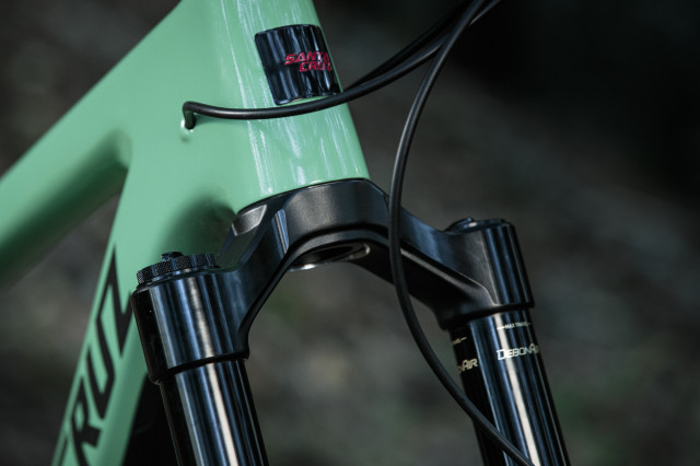 2020 rockshox zeb headtube.jpg