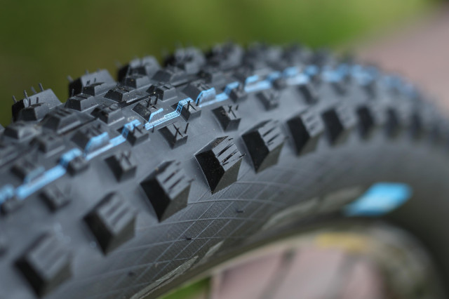 2020 schwalbe rock razor tread close.jpg