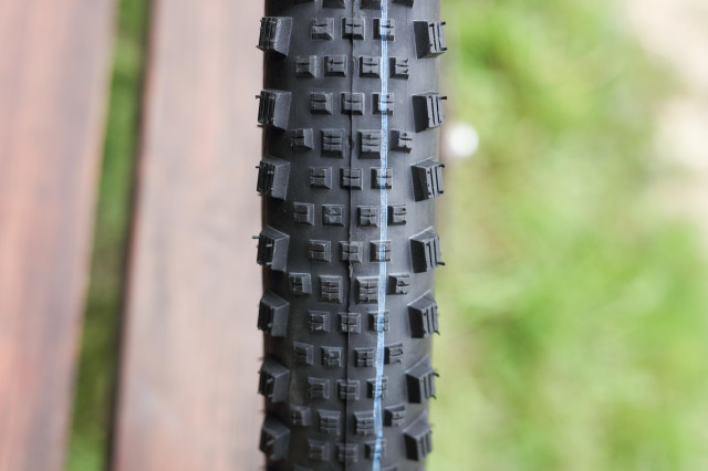 2020 schwalbe rock razor verticle.jpg