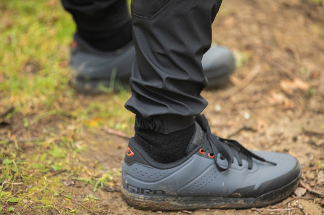 2021 Altura Ridge Tier Men_s Waterproof Trouser 002.jpg