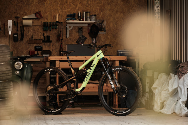 2021 Canyon Spectral 29 CF MY21 _hero 2.jpg