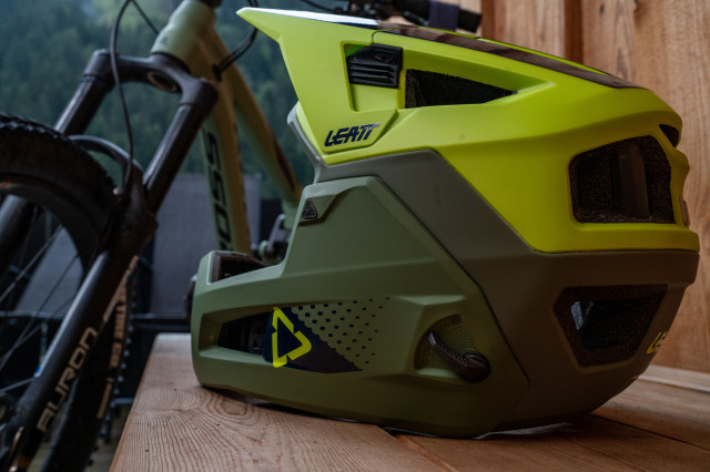 2021 Leatt DBX 4.0 Enduro LS rear.jpg