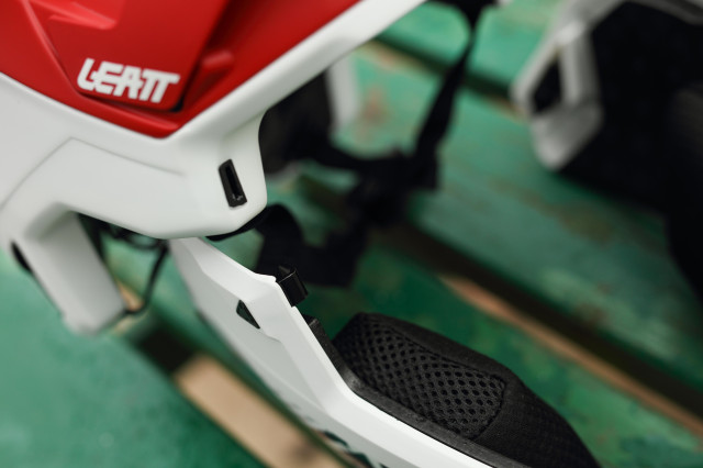 2021 Leatt dbx 4.0 enduro convert helmet detail.jpg