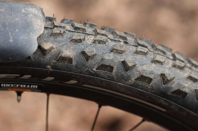 2021 Pirelli Scorpion Enduro S shoulder knob.jpg