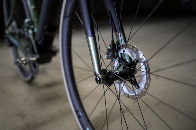 2021 Pivot EVault fork.jpg
