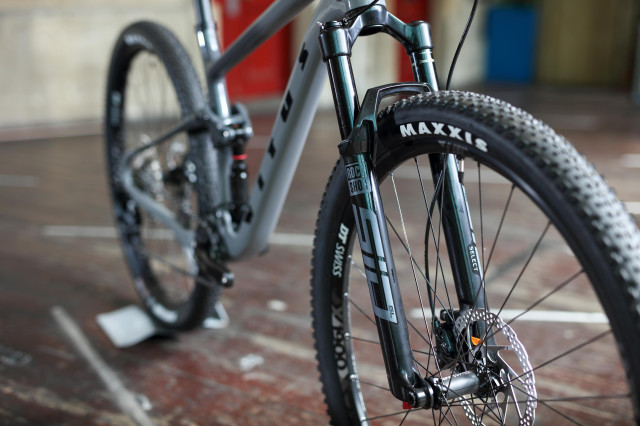 2021 Vitus Rapide FS CR First Look fork.jpg