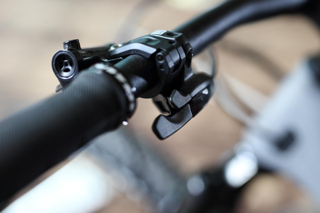 2021 Vitus Rapide FS CR First Look lockout lever.jpg