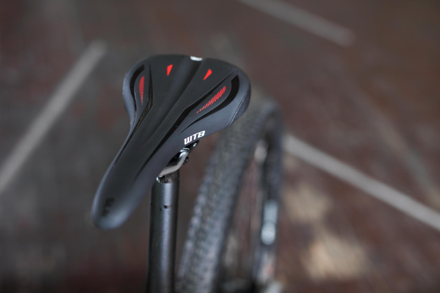 2021 Vitus Rapide FS CR First Look saddle.jpg