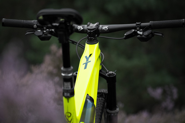 2021 YT Industries Izzo Uncaged7 top tube.jpg