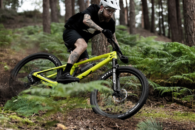 2021 YT Industries Izzo Uncaged7_Actionshot .jpg