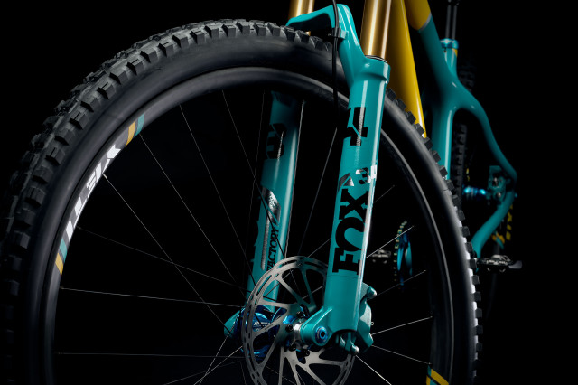 2021 Yeti ARC 35th Anniversary fork lower:disc.jpg