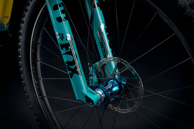 2021 Yeti ARC 35th Anniversary fork lower:hub.jpg