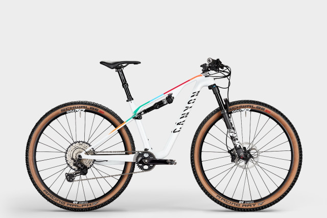 2021 canyon lux-cf-7-wmn_2647_wh-mc_P5.jpg