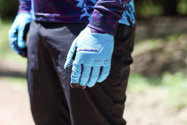 2021 endura mt500 d3o glove hero.jpg
