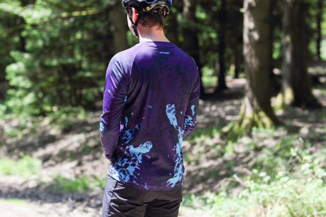 2021 endura mt500 jersey rear 3q.jpg
