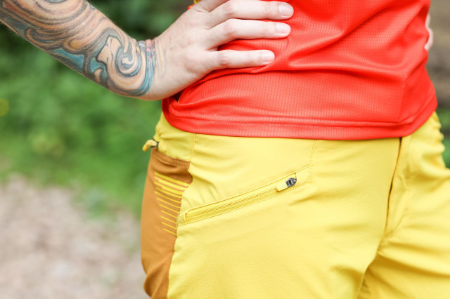 2021 endura singletrack W short zip.jpg