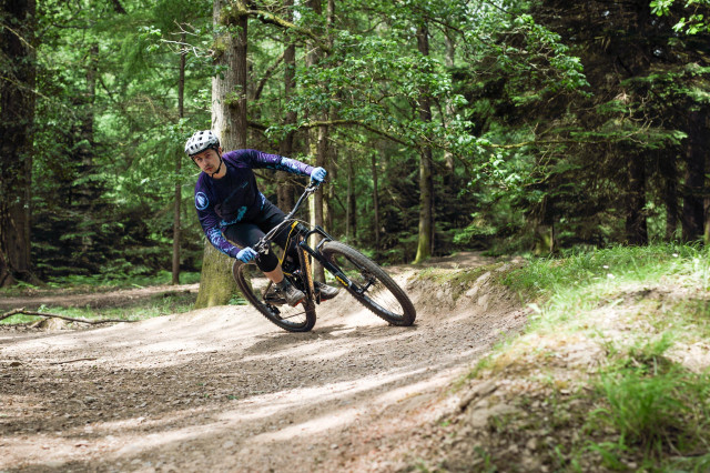 2021 endura singletrack short m500 jersey mens on bike riding.jpg