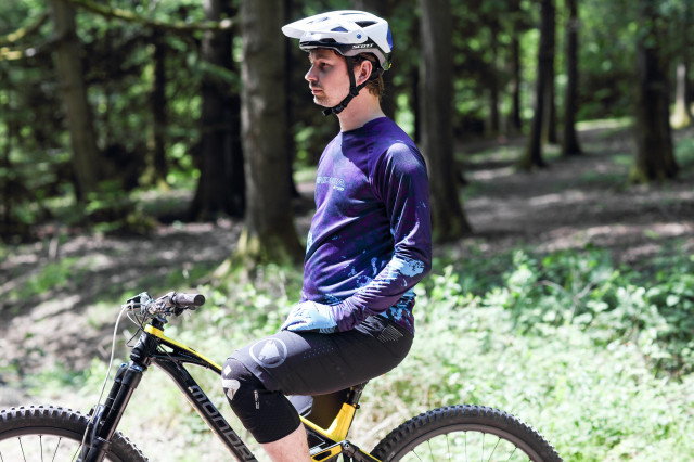2021 endura singletrack short m500 jersey mens on bike.jpg
