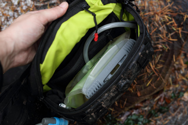 2021 ergon ba hip pack inside w:bladder.jpg