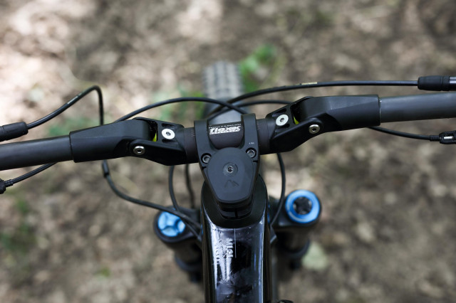 2021 fasst co flexx carbon enduro handlebar above.jpg