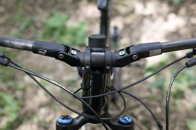 2021 fasst co flexx carbon enduro handlebar hinges.jpg