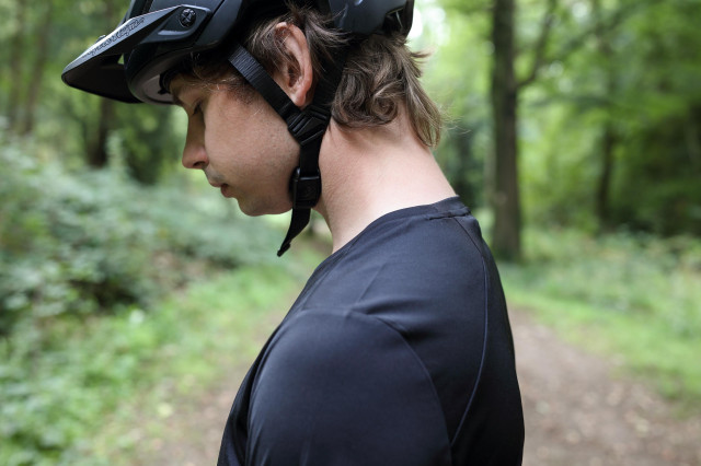 2021 five ten bike trailx tshirt shoulder.jpg