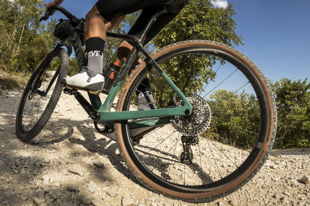 2021 fulcrum rapid red carbon riding 1.jpg