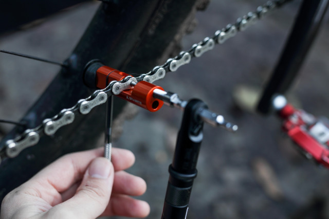 2021 granite design stash chain repair tool action.jpg