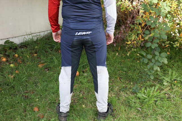 2021 leatt mtb 4.0 pant rear.jpg
