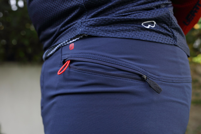 2021 leatt mtb 4.0 pant ket loop.jpg