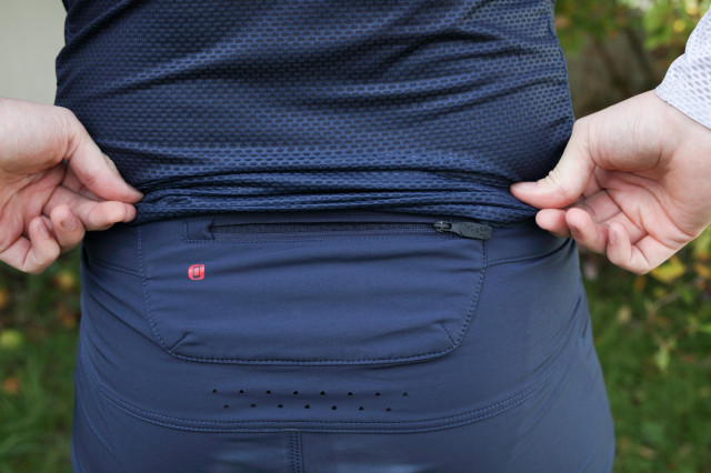 2021 leatt mtb 4.0 pant rear pocket.jpg