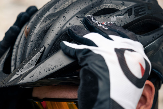 2021 met veleno mips mtb helmet visor on 1.jpg