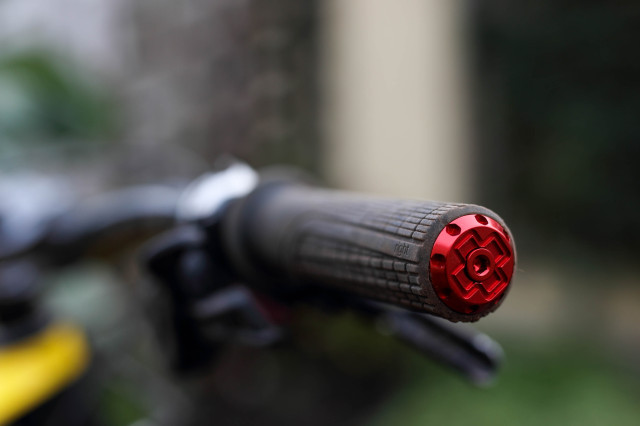 2021 muc off stealth tubeless puncture plug bar end.jpg