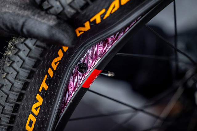 2021 muc-off tubeless valve detail.jpg