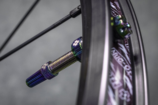 2021 muc-off tubeless valve iridescent.jpg