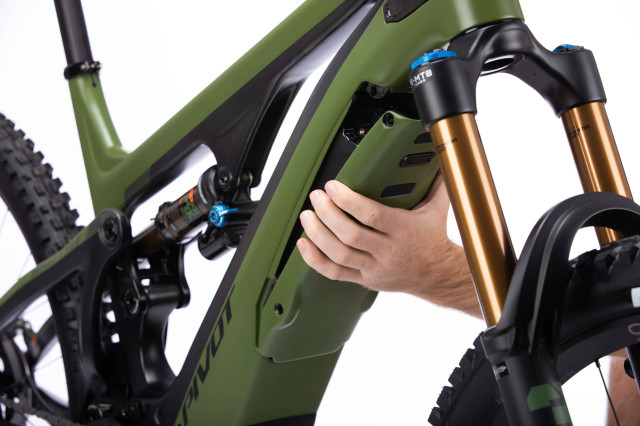 2021 pivot shuttle battery remove.jpg