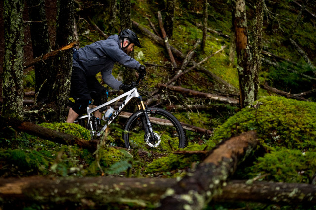 2021 pivot trail 429 lifestyle 2.jpg