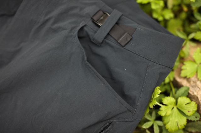 2021 rapha trail shorts mens hand pocket.jpg