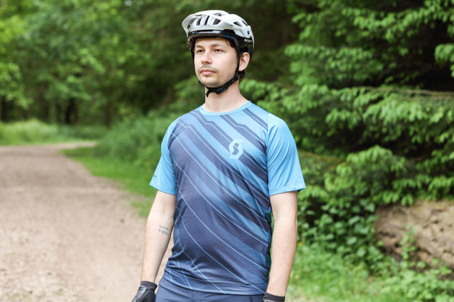 2021 scott trail vertic jersey hero.jpg